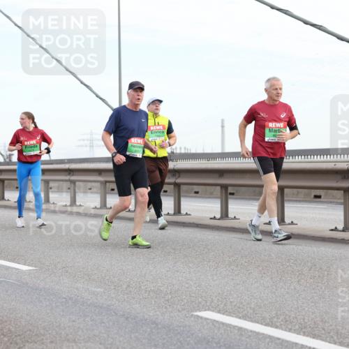 03.10.2025 - Köhlbrandbrückenlauf Lena Gebhardt http://msf.ph/oto/9198396 03.10.2025 15:34:31 Position 1 8001 meine-sportfotos.de