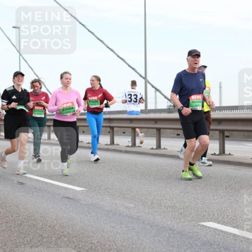 03.10.2025 - Köhlbrandbrückenlauf Lena Gebhardt http://msf.ph/oto/9198399 03.10.2025 15:34:32 Position 1 9641, 7868, 8379, 8001, 33, 8615 meine-sportfotos.de