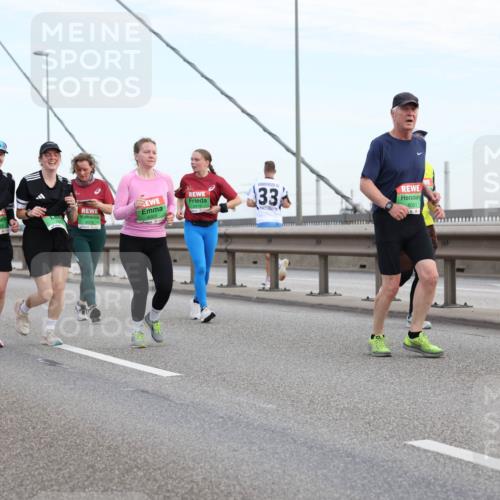 03.10.2025 - Köhlbrandbrückenlauf Lena Gebhardt http://msf.ph/oto/9198400 03.10.2025 15:34:32 Position 1 9641, 7776, 8379, 8000, 8378, 33, 8001 meine-sportfotos.de