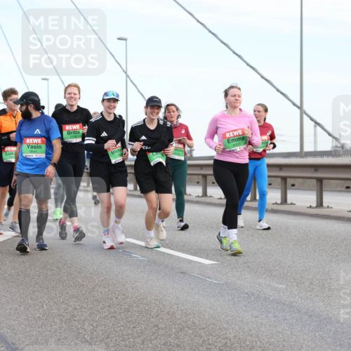 03.10.2025 - Köhlbrandbrückenlauf Lena Gebhardt http://msf.ph/oto/9198402 03.10.2025 15:34:32 Position 1 7776, 9641, 8379, 8000 meine-sportfotos.de