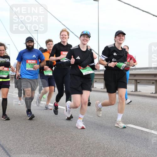 03.10.2025 - Köhlbrandbrückenlauf Lena Gebhardt http://msf.ph/oto/9198409 03.10.2025 15:34:34 Position 1 964, 9640, 7868 meine-sportfotos.de