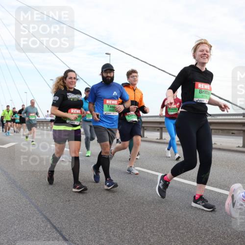 03.10.2025 - Köhlbrandbrückenlauf Lena Gebhardt http://msf.ph/oto/9198416 03.10.2025 15:34:35 Position 1 201, 9641, 763, 7776 meine-sportfotos.de