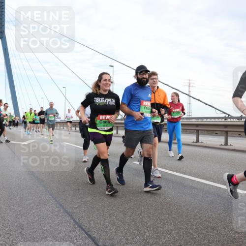 03.10.2025 - Köhlbrandbrückenlauf Lena Gebhardt http://msf.ph/oto/9198418 03.10.2025 15:34:36 Position 1 9641, 7776, 336, 9640 meine-sportfotos.de