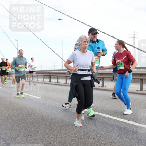 03.10.2025 - Köhlbrandbrückenlauf Lena Gebhardt http://msf.ph/oto/9198423 03.10.2025 15:34:37 Position 1 49, 8378 meine-sportfotos.de