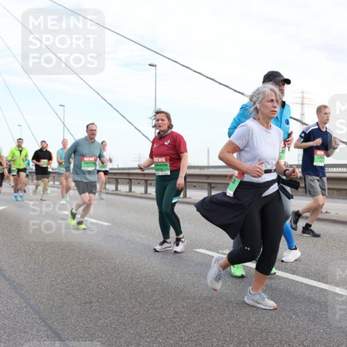 03.10.2025 - Köhlbrandbrückenlauf Lena Gebhardt http://msf.ph/oto/9198424 03.10.2025 15:34:37 Position 1 8379 meine-sportfotos.de