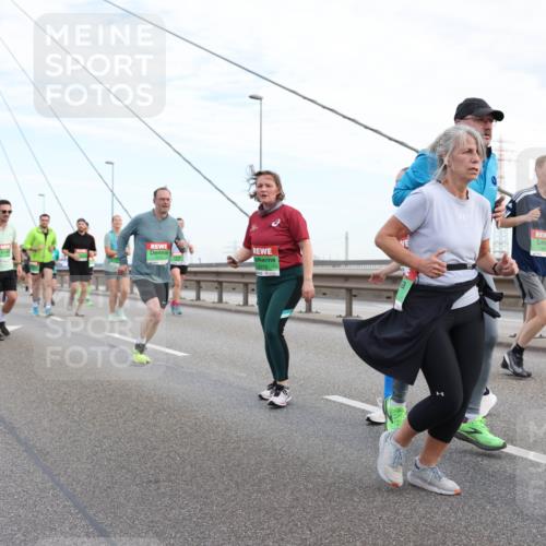 03.10.2025 - Köhlbrandbrückenlauf Lena Gebhardt http://msf.ph/oto/9198425 03.10.2025 15:34:37 Position 1 8379 meine-sportfotos.de