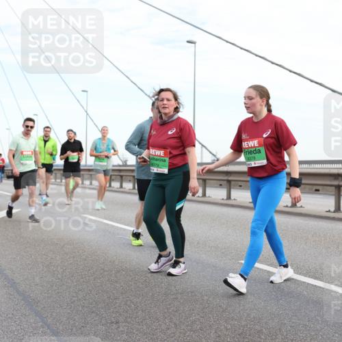 03.10.2025 - Köhlbrandbrückenlauf Lena Gebhardt http://msf.ph/oto/9198426 03.10.2025 15:34:37 Position 1 8379, 8378 meine-sportfotos.de