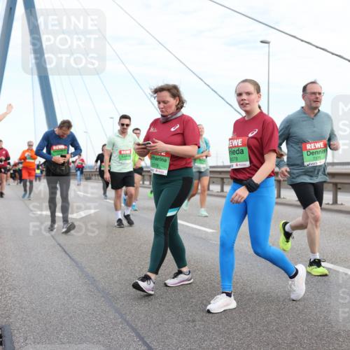 03.10.2025 - Köhlbrandbrückenlauf Lena Gebhardt http://msf.ph/oto/9198429 03.10.2025 15:34:38 Position 1 8379, 8378, 7375 meine-sportfotos.de