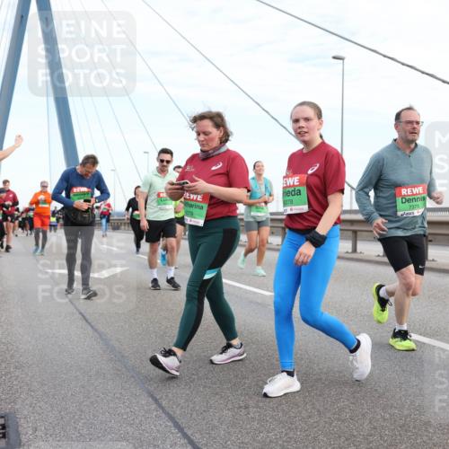 03.10.2025 - Köhlbrandbrückenlauf Lena Gebhardt http://msf.ph/oto/9198430 03.10.2025 15:34:38 Position 1 8379, 8378, 7375 meine-sportfotos.de