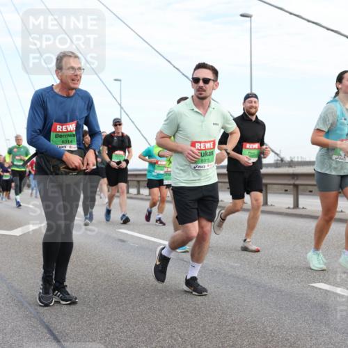 03.10.2025 - Köhlbrandbrückenlauf Lena Gebhardt http://msf.ph/oto/9198440 03.10.2025 15:34:40 Position 1 8314, 1461, 8315 meine-sportfotos.de