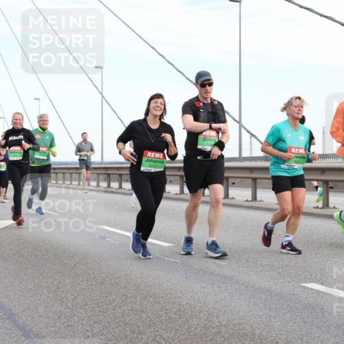 03.10.2025 - Köhlbrandbrückenlauf Lena Gebhardt http://msf.ph/oto/9198450 03.10.2025 15:34:42 Position 1 8117, 8062, 7821 meine-sportfotos.de