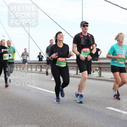 03.10.2025 - Köhlbrandbrückenlauf Lena Gebhardt http://msf.ph/oto/9198451 03.10.2025 15:34:42 Position 1 8117, 8062, 7821 meine-sportfotos.de