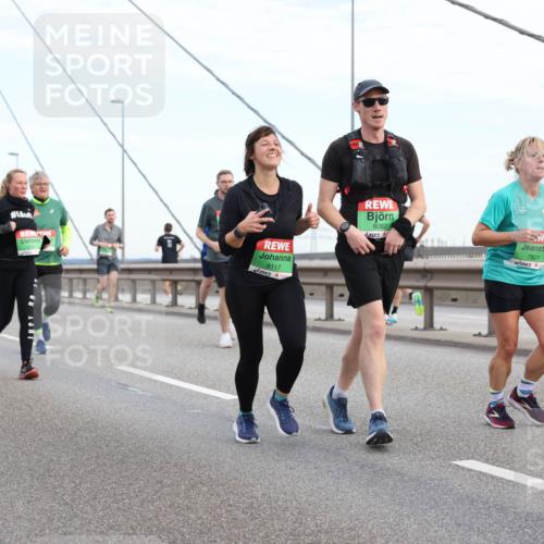 03.10.2025 - Köhlbrandbrückenlauf Lena Gebhardt http://msf.ph/oto/9198452 03.10.2025 15:34:43 Position 1 8117, 8062, 7821 meine-sportfotos.de