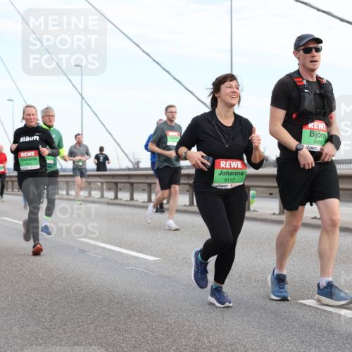 03.10.2025 - Köhlbrandbrückenlauf Lena Gebhardt http://msf.ph/oto/9198453 03.10.2025 15:34:43 Position 1 8117, 8062, 7821 meine-sportfotos.de
