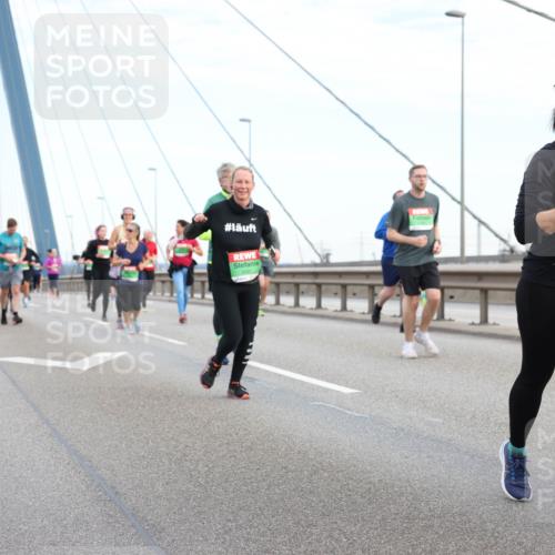 03.10.2025 - Köhlbrandbrückenlauf Lena Gebhardt http://msf.ph/oto/9198455 03.10.2025 15:34:43 Position 1 9, 9081, 8117 meine-sportfotos.de