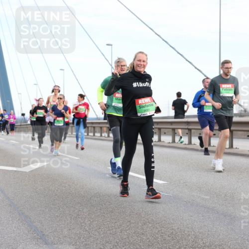 03.10.2025 - Köhlbrandbrückenlauf Lena Gebhardt http://msf.ph/oto/9198457 03.10.2025 15:34:44 Position 1 8308, 9081 meine-sportfotos.de