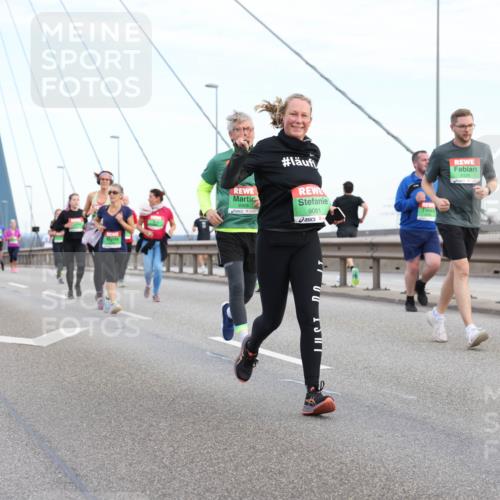 03.10.2025 - Köhlbrandbrückenlauf Lena Gebhardt http://msf.ph/oto/9198459 03.10.2025 15:34:44 Position 1 1120, 8308, 9081, 8326 meine-sportfotos.de