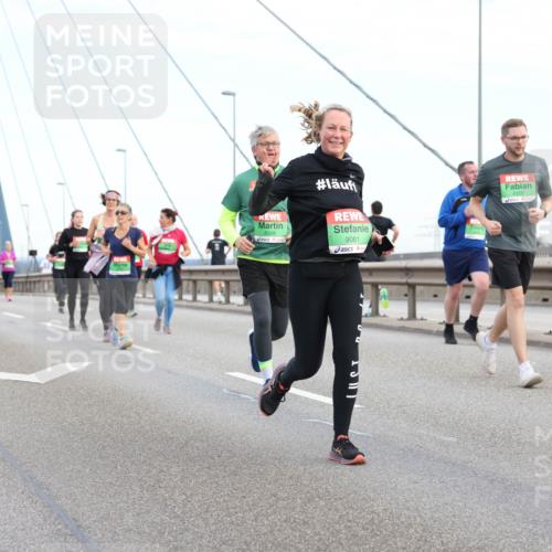 03.10.2025 - Köhlbrandbrückenlauf Lena Gebhardt http://msf.ph/oto/9198460 03.10.2025 15:34:44 Position 1 8308, 9081, 8326 meine-sportfotos.de