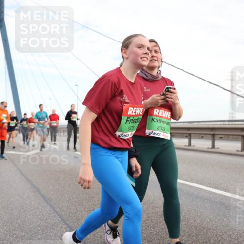 03.10.2025 - Köhlbrandbrückenlauf Lena Gebhardt http://msf.ph/oto/9198473 03.10.2025 15:34:47 Position 1 8378, 8379 meine-sportfotos.de
