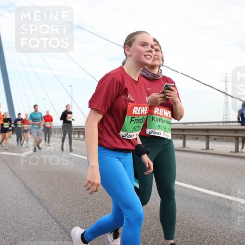 03.10.2025 - Köhlbrandbrückenlauf Lena Gebhardt http://msf.ph/oto/9198474 03.10.2025 15:34:47 Position 1 8378, 8379 meine-sportfotos.de