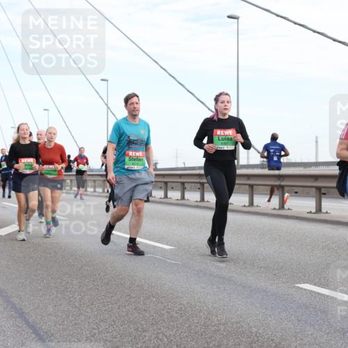 03.10.2025 - Köhlbrandbrückenlauf Lena Gebhardt http://msf.ph/oto/9198482 03.10.2025 15:34:49 Position 1 8570, 9387 meine-sportfotos.de