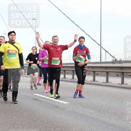 03.10.2025 - Köhlbrandbrückenlauf Lena Gebhardt http://msf.ph/oto/9198509 03.10.2025 15:34:55 Position 1 8274, 9498, 9497 meine-sportfotos.de