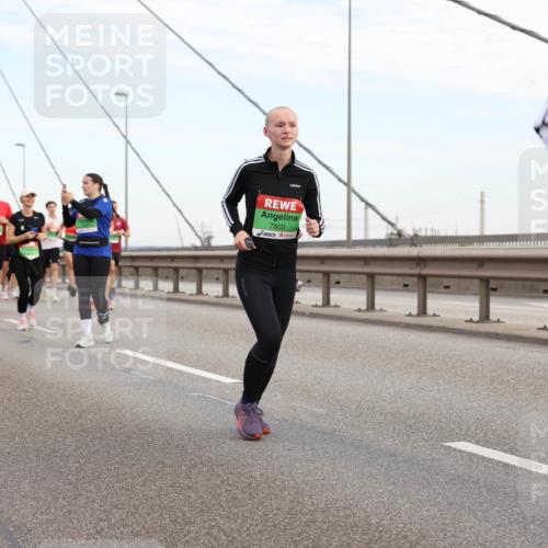 03.10.2025 - Köhlbrandbrückenlauf Lena Gebhardt http://msf.ph/oto/9198533 03.10.2025 15:34:59 Position 1 7803 meine-sportfotos.de