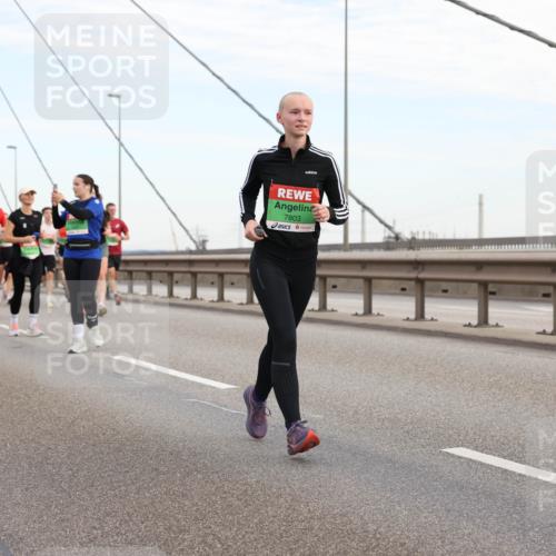 03.10.2025 - Köhlbrandbrückenlauf Lena Gebhardt http://msf.ph/oto/9198535 03.10.2025 15:35:00 Position 1 7803 meine-sportfotos.de