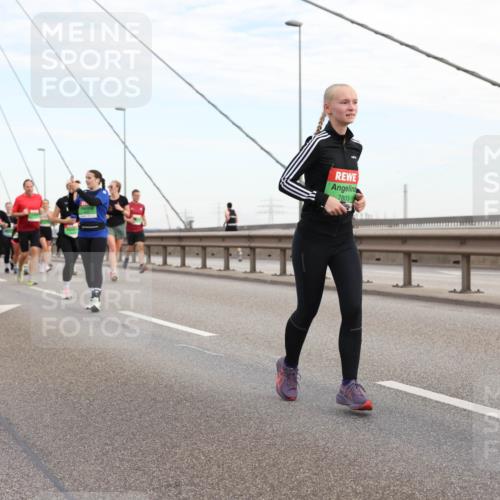 03.10.2025 - Köhlbrandbrückenlauf Lena Gebhardt http://msf.ph/oto/9198536 03.10.2025 15:35:00 Position 1 4, 9630, 7803 meine-sportfotos.de
