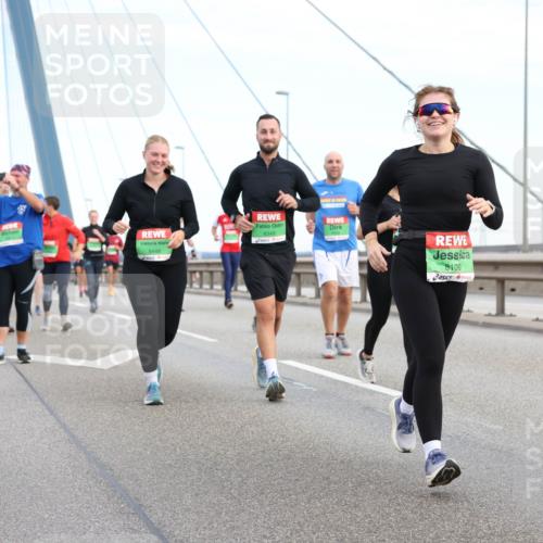 03.10.2025 - Köhlbrandbrückenlauf Lena Gebhardt http://msf.ph/oto/9198562 03.10.2025 15:35:09 Position 1 8349, 8448, 8109 meine-sportfotos.de