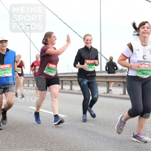 03.10.2025 - Köhlbrandbrückenlauf Lena Gebhardt http://msf.ph/oto/9198594 03.10.2025 15:35:16 Position 1 8576, 8634, 8715, 8930 meine-sportfotos.de