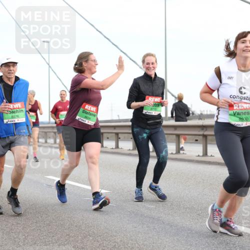 03.10.2025 - Köhlbrandbrückenlauf Lena Gebhardt http://msf.ph/oto/9198595 03.10.2025 15:35:16 Position 1 8576, 8634, 8715, 8930 meine-sportfotos.de