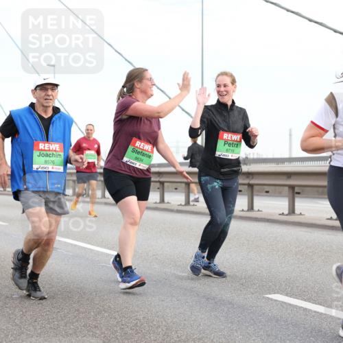 03.10.2025 - Köhlbrandbrückenlauf Lena Gebhardt http://msf.ph/oto/9198596 03.10.2025 15:35:16 Position 1 8576, 8634, 8715, 8930 meine-sportfotos.de