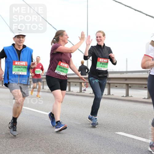 03.10.2025 - Köhlbrandbrückenlauf Lena Gebhardt http://msf.ph/oto/9198597 03.10.2025 15:35:16 Position 1 8576, 8634, 8715, 8930 meine-sportfotos.de