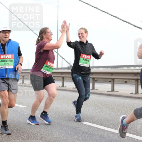 03.10.2025 - Köhlbrandbrückenlauf Lena Gebhardt http://msf.ph/oto/9198599 03.10.2025 15:35:16 Position 1 8576, 8634, 8715, 8930 meine-sportfotos.de