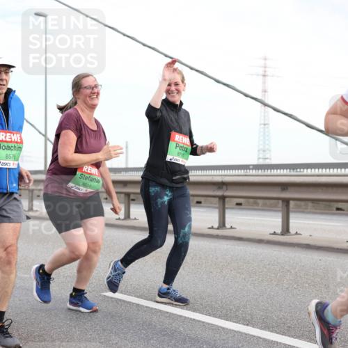 03.10.2025 - Köhlbrandbrückenlauf Lena Gebhardt http://msf.ph/oto/9198601 03.10.2025 15:35:17 Position 1 8576, 8634, 8930, 8715 meine-sportfotos.de