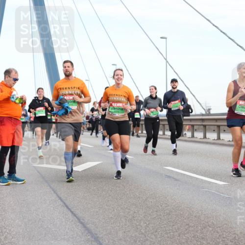 03.10.2025 - Köhlbrandbrückenlauf Lena Gebhardt http://msf.ph/oto/9198609 03.10.2025 15:35:18 Position 1 773, 7774, 8444, 8446 meine-sportfotos.de