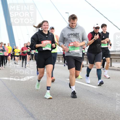 03.10.2025 - Köhlbrandbrückenlauf Lena Gebhardt http://msf.ph/oto/9198625 03.10.2025 15:35:22 Position 1 7741, 7909 meine-sportfotos.de