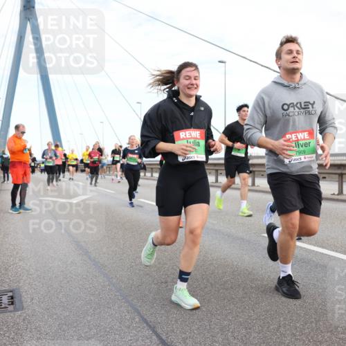03.10.2025 - Köhlbrandbrückenlauf Lena Gebhardt http://msf.ph/oto/9198635 03.10.2025 15:35:23 Position 1 7909 meine-sportfotos.de