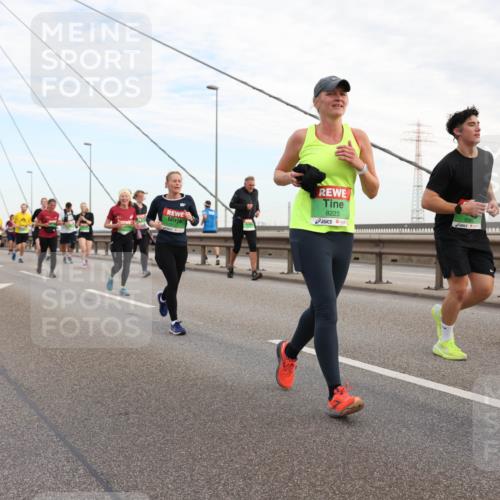 03.10.2025 - Köhlbrandbrückenlauf Lena Gebhardt http://msf.ph/oto/9198638 03.10.2025 15:35:25 Position 1 8223 meine-sportfotos.de