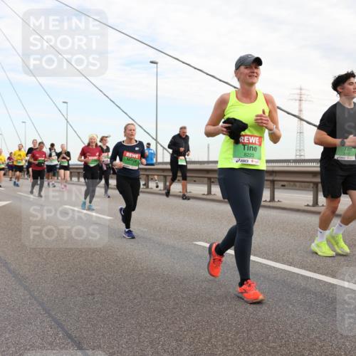03.10.2025 - Köhlbrandbrückenlauf Lena Gebhardt http://msf.ph/oto/9198639 03.10.2025 15:35:25 Position 1 8223, 9266 meine-sportfotos.de