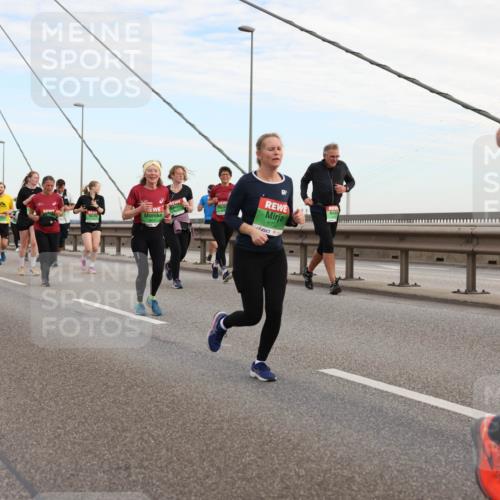 03.10.2025 - Köhlbrandbrückenlauf Lena Gebhardt http://msf.ph/oto/9198641 03.10.2025 15:35:25 Position 1 8732 meine-sportfotos.de