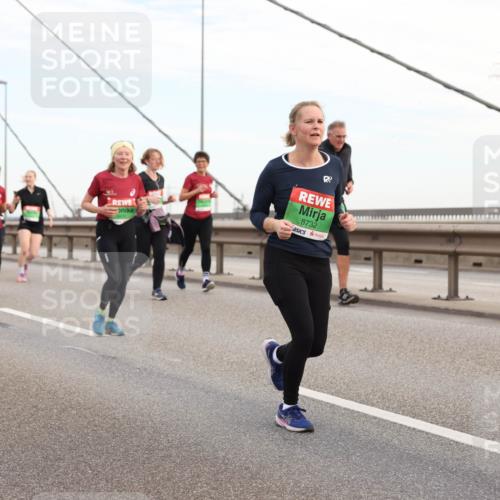 03.10.2025 - Köhlbrandbrückenlauf Lena Gebhardt http://msf.ph/oto/9198642 03.10.2025 15:35:25 Position 1 8732 meine-sportfotos.de