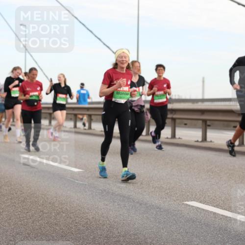 03.10.2025 - Köhlbrandbrückenlauf Lena Gebhardt http://msf.ph/oto/9198645 03.10.2025 15:35:26 Position 1 8631 meine-sportfotos.de