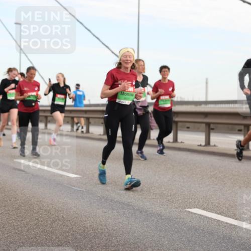 03.10.2025 - Köhlbrandbrückenlauf Lena Gebhardt http://msf.ph/oto/9198646 03.10.2025 15:35:26 Position 1 8631 meine-sportfotos.de
