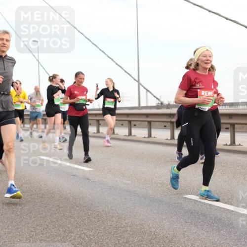 03.10.2025 - Köhlbrandbrückenlauf Lena Gebhardt http://msf.ph/oto/9198650 03.10.2025 15:35:27 Position 1  meine-sportfotos.de