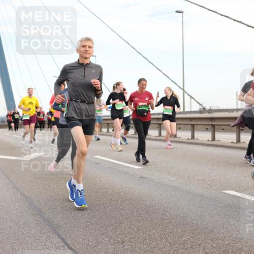 03.10.2025 - Köhlbrandbrückenlauf Lena Gebhardt http://msf.ph/oto/9198651 03.10.2025 15:35:27 Position 1 8631 meine-sportfotos.de
