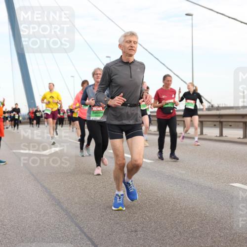 03.10.2025 - Köhlbrandbrückenlauf Lena Gebhardt http://msf.ph/oto/9198652 03.10.2025 15:35:27 Position 1  meine-sportfotos.de