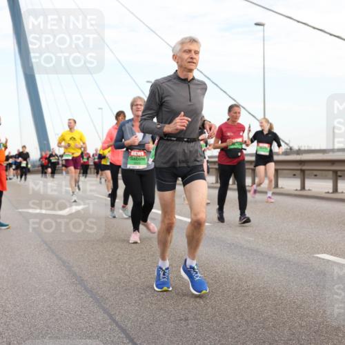 03.10.2025 - Köhlbrandbrückenlauf Lena Gebhardt http://msf.ph/oto/9198653 03.10.2025 15:35:27 Position 1  meine-sportfotos.de
