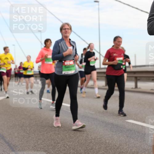03.10.2025 - Köhlbrandbrückenlauf Lena Gebhardt http://msf.ph/oto/9198657 03.10.2025 15:35:28 Position 1  meine-sportfotos.de